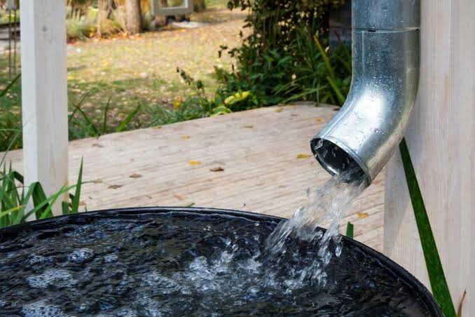 Монтаж и использование системы накапливания дождевой воды для полива